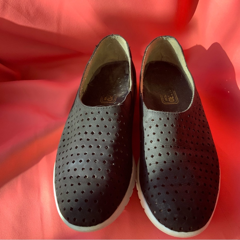 Munro American Sport Black Walking Shoe
Perforated Leather  Women's 8.5 M